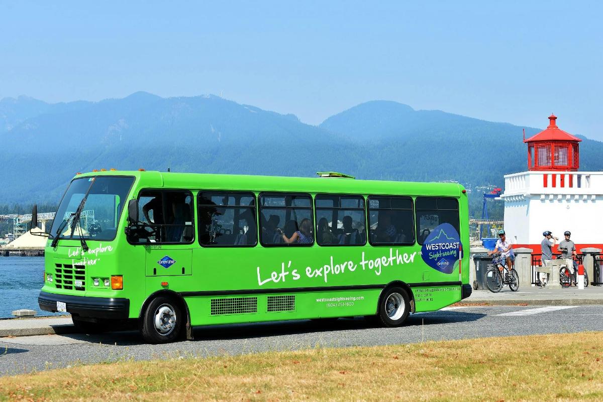 zelený autobus zaparkovaný před majákem