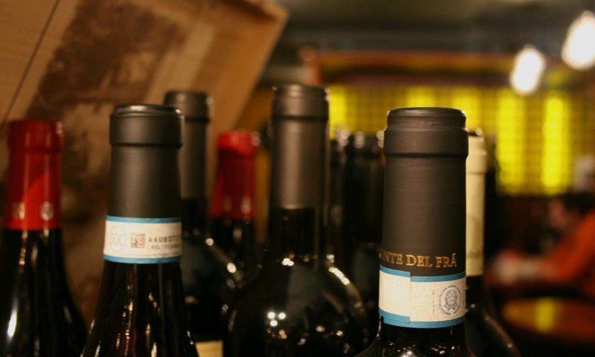 um monte de garrafas de vinho em cima de um balcão