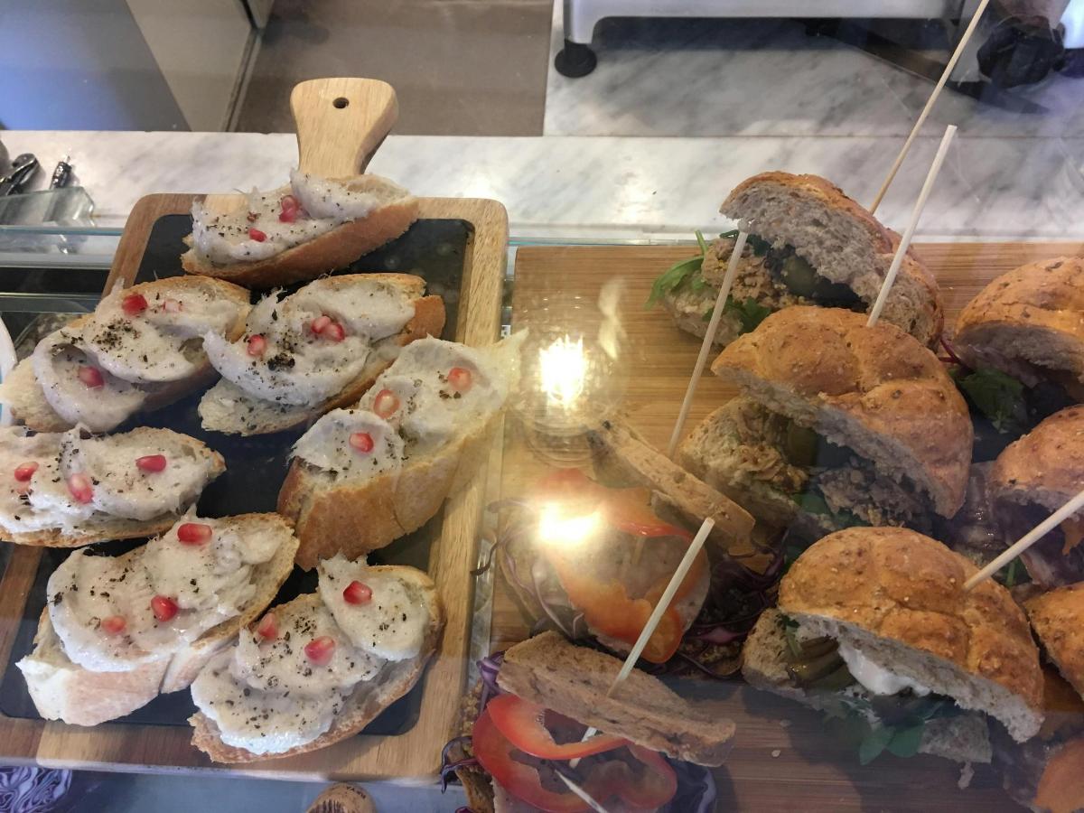um monte de sanduíches expostos na vitrine de uma loja