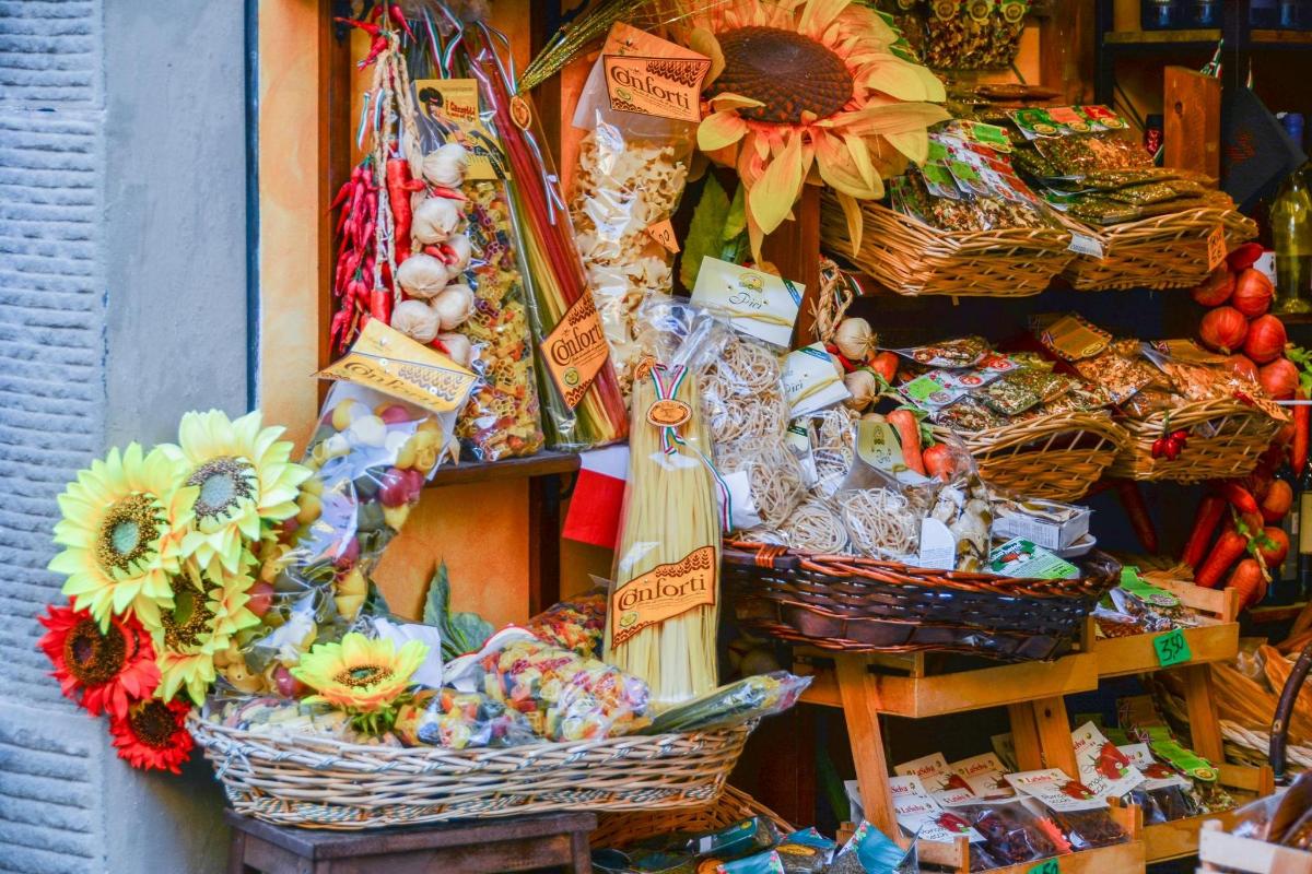 ein Geschäft mit ausgestellten Körben voller Lebensmittel und Blumen
