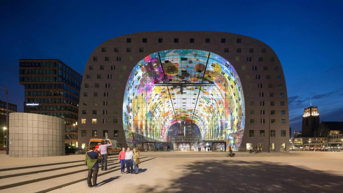 una grande ruota panoramica davanti a un edificio