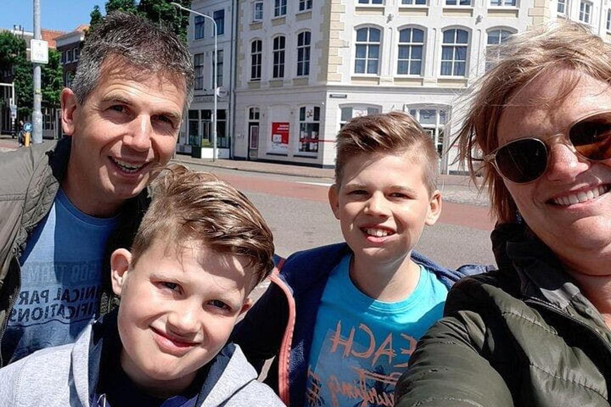 una famiglia che posa per una foto per strada