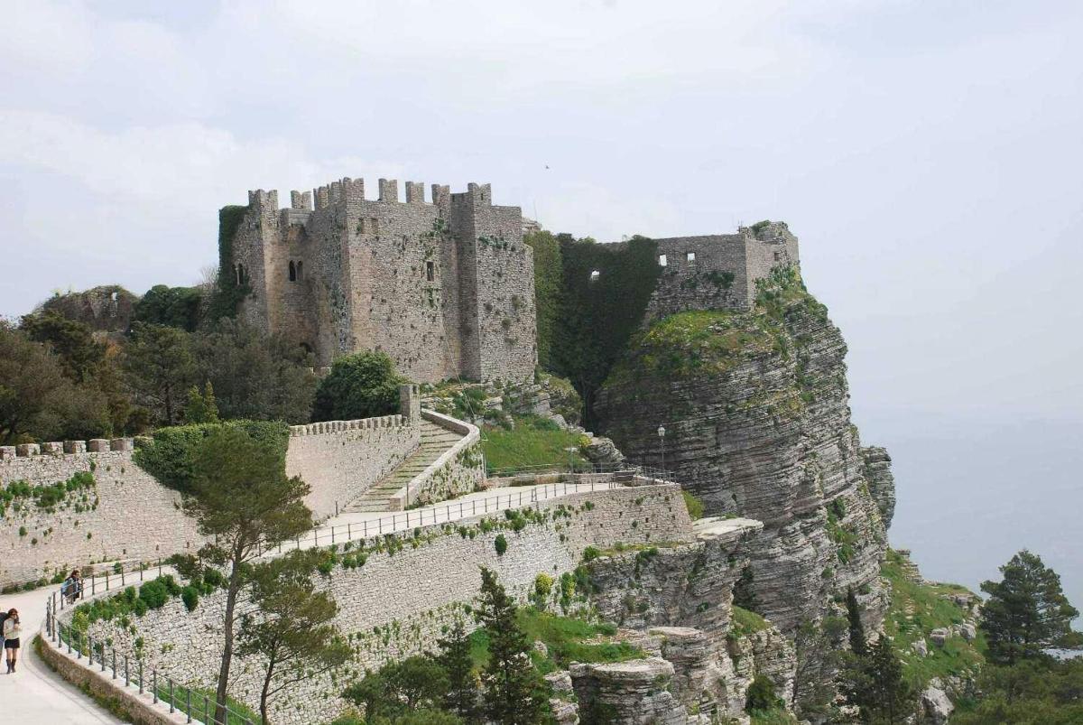 hrad stojící na vrcholu hory