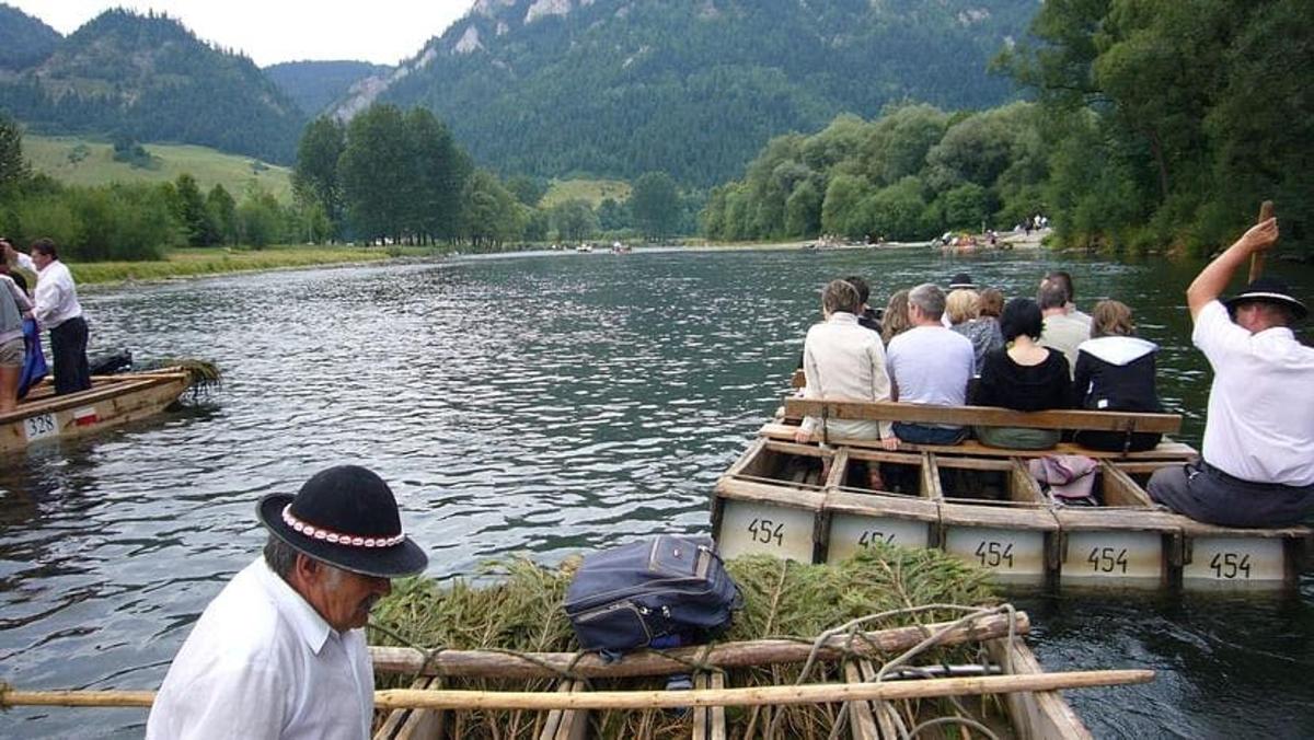 grupa ludzi na łódce na rzece