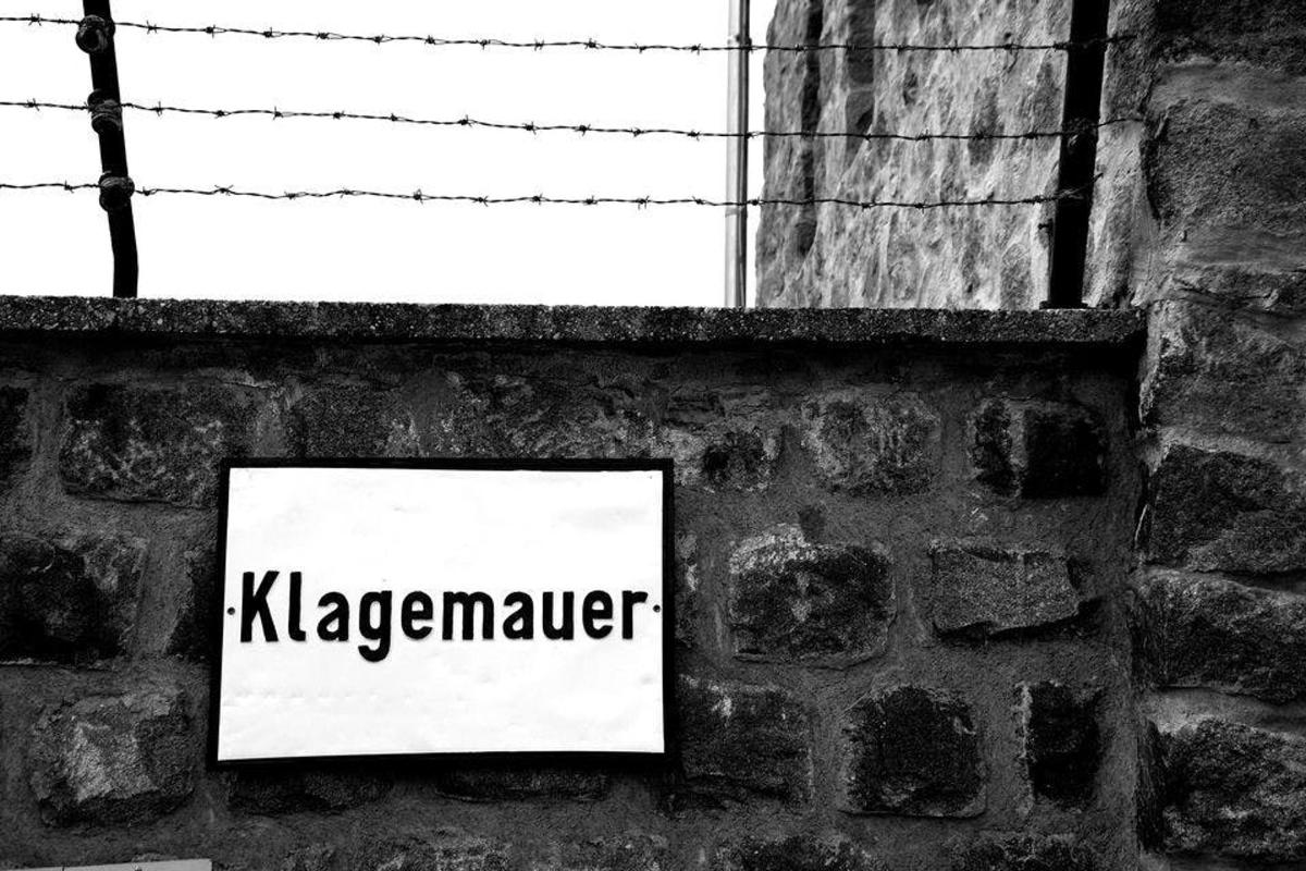 uma placa que diz klezmer em uma parede de tijolos