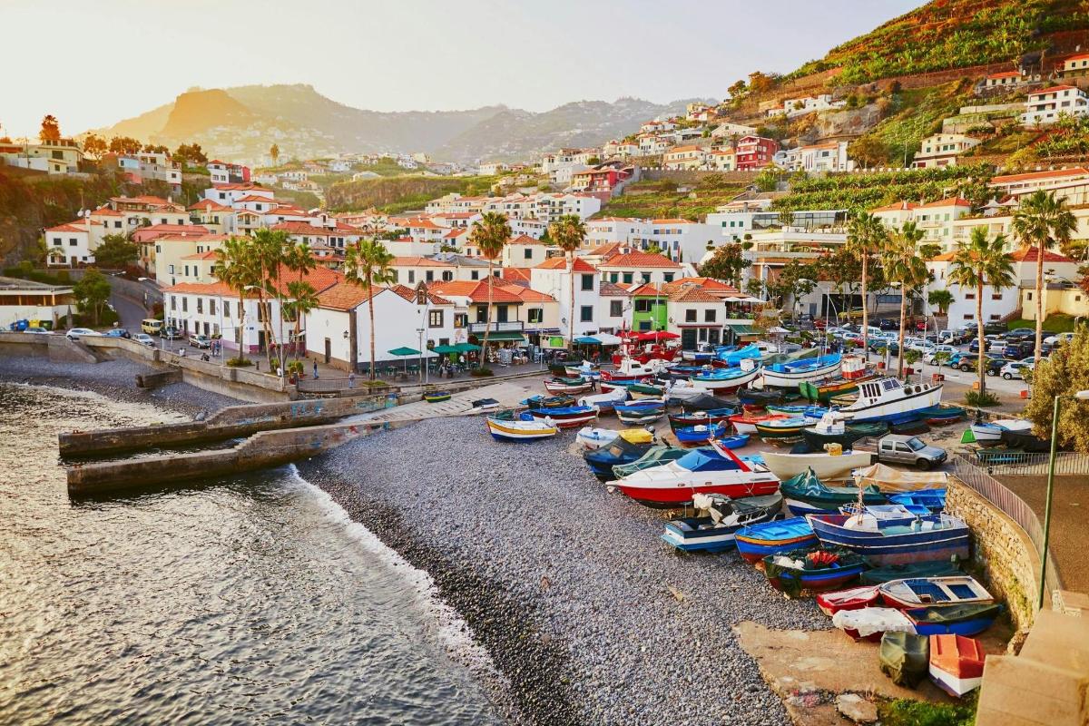 na plaži je zloženih kup čolnov