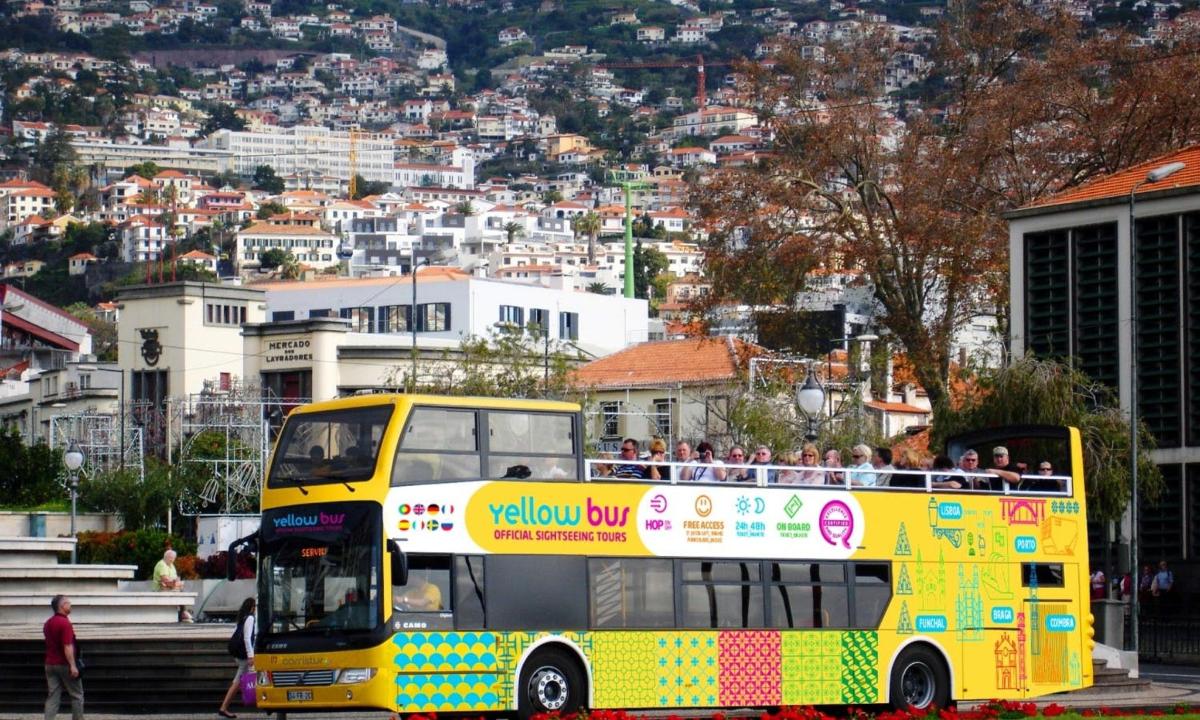 kahekordne buss, mille ülemisel korrusel on inimesed
