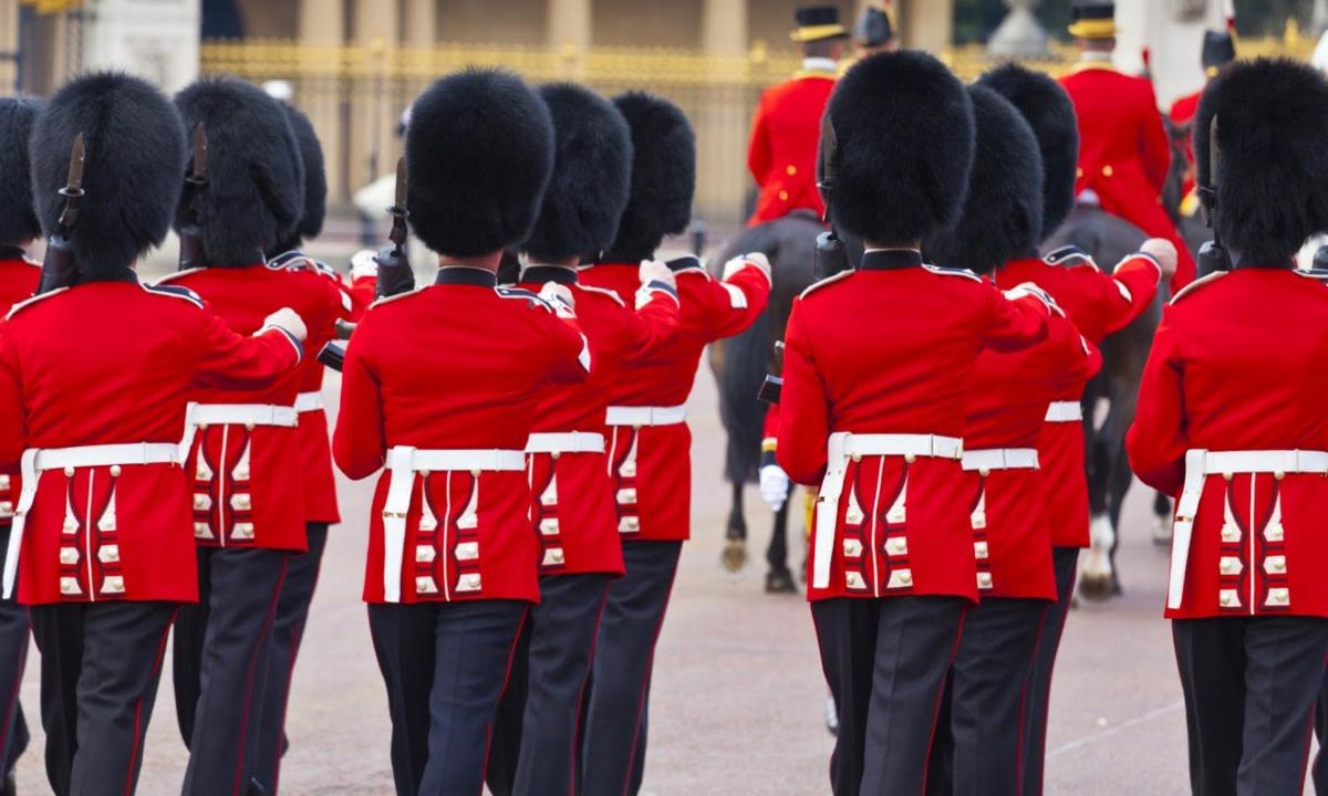 un gruppo di persone vestite con uniformi rosse