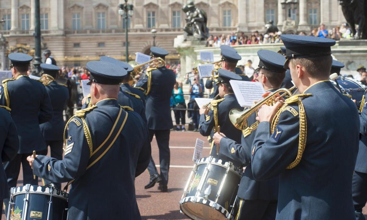 kumpulan kawad beruniform biru bermain muzik