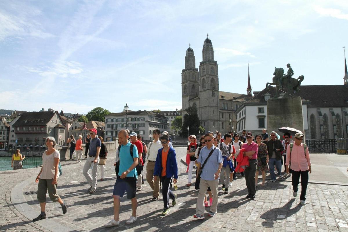 un gran grup de persones caminant per un carrer