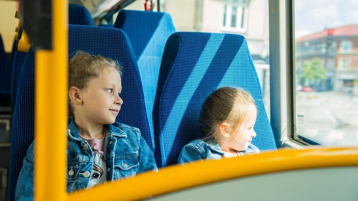 due ragazze sedute su un autobus