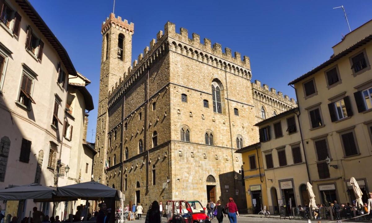 un grande edificio con una torre dell'orologio in una città