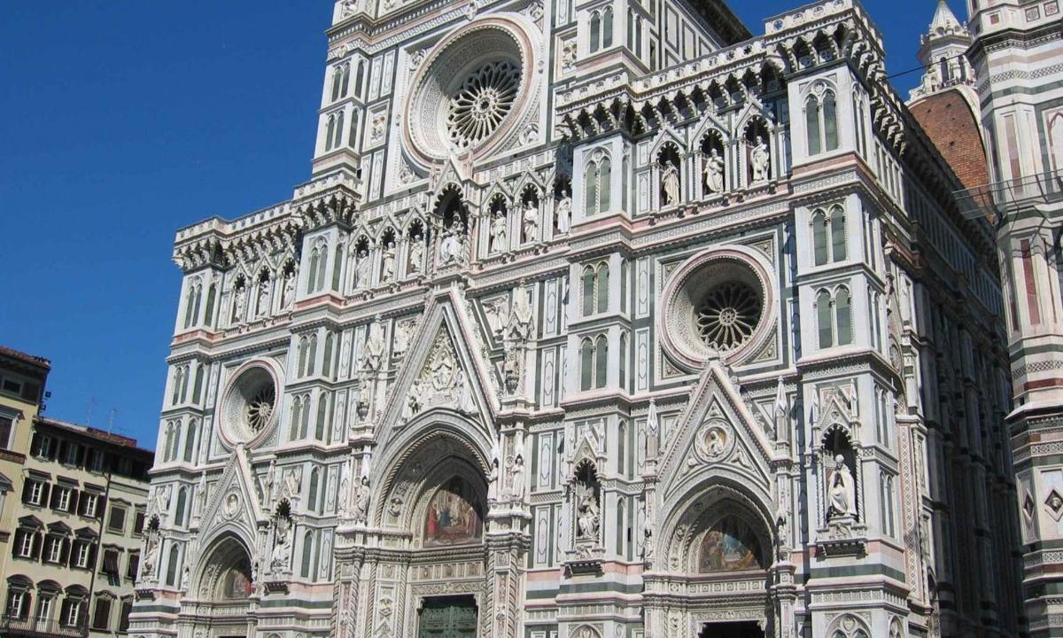 a large white building with a lot of windows