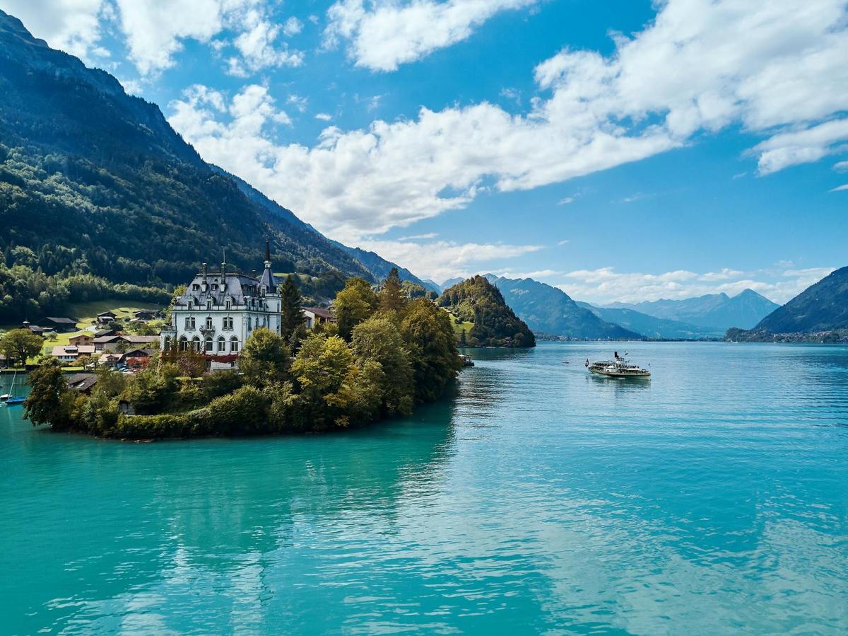 una casa en una isla en medio de un lago