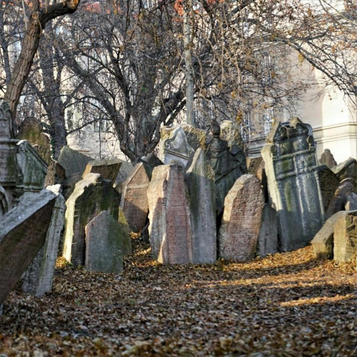 skupina náhrobků před hřbitovem