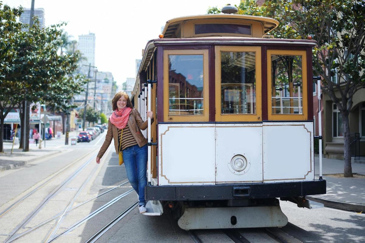 žena vystupuje z električky