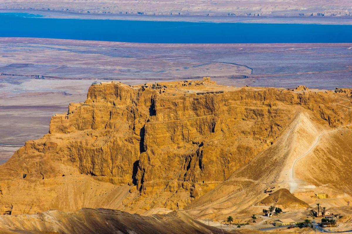 uma vista aérea de uma montanha no deserto