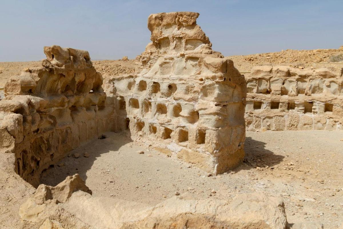 um edifício no meio de um deserto