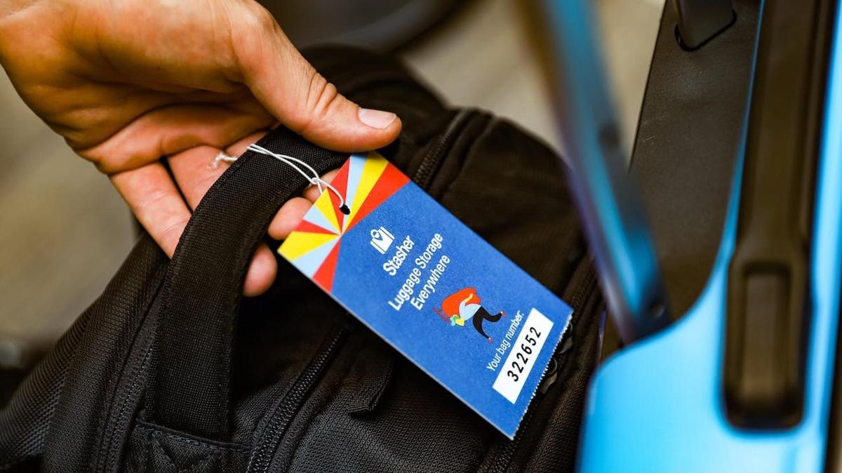 una persona che tiene un'etichetta su una borsa