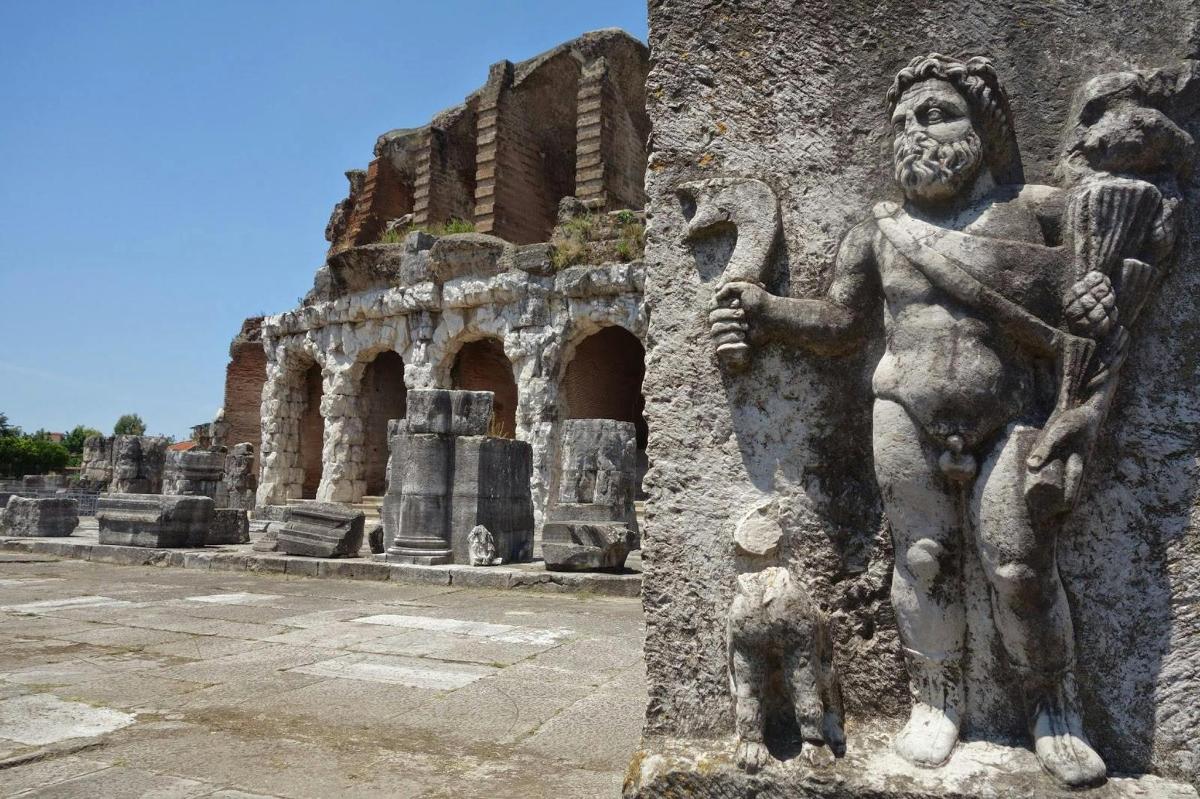 ένα άγαλμα ενός άνδρα στην πλευρά ενός κτιρίου