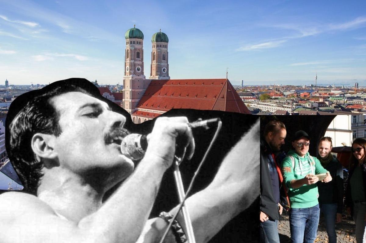 un home cantant en un micròfon mentre sosté un paraigua