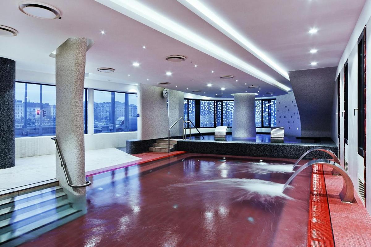 eine Lobby mit einem Pool in der Mitte eines Gebäudes
