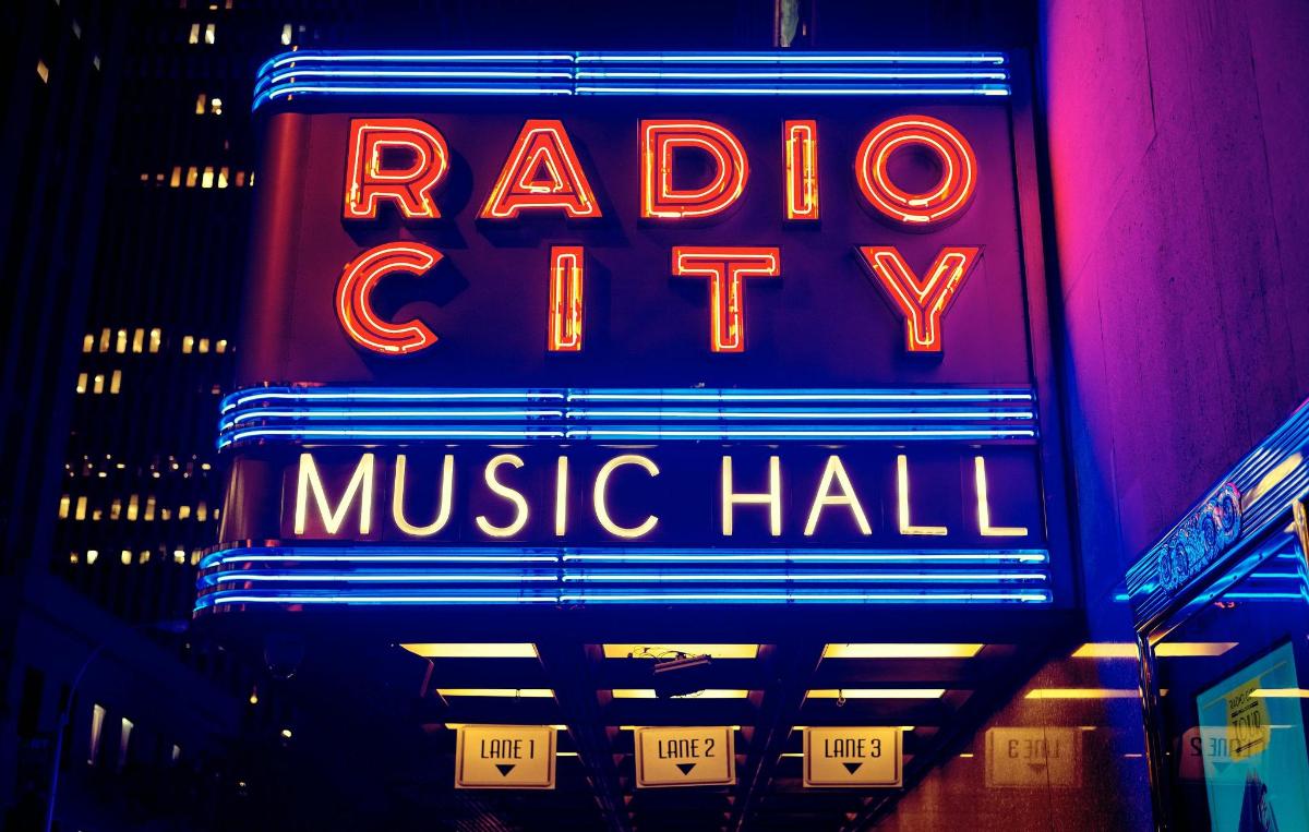 un'insegna al neon che dice Radio City Music Hall