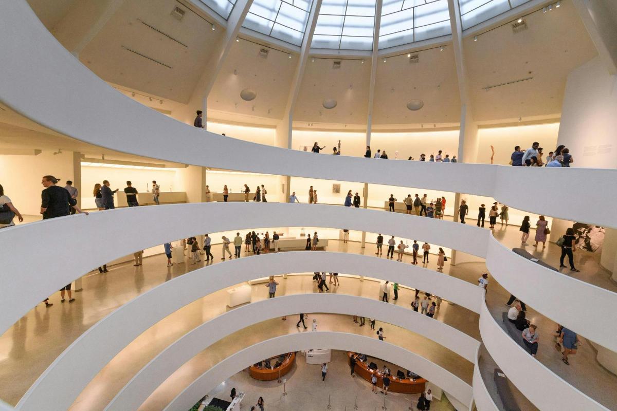 una folla di persone in un centro commerciale