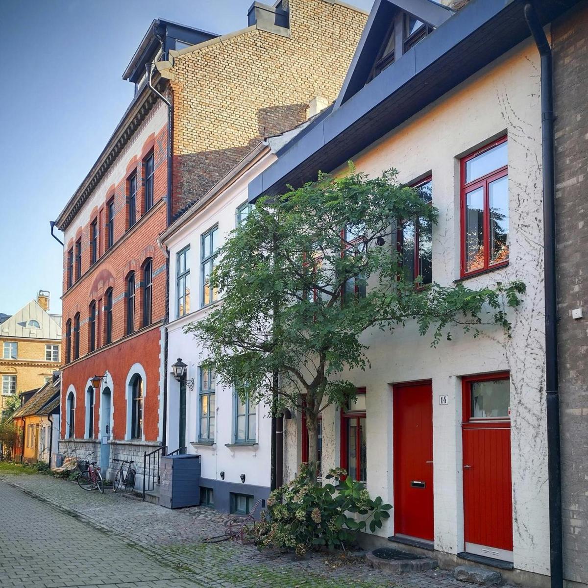 skupina budov s červenými dveřmi na ulici