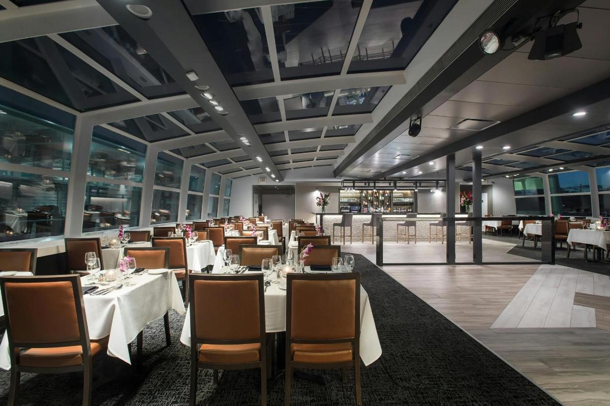 Un restaurante con mesas y sillas en una habitación.