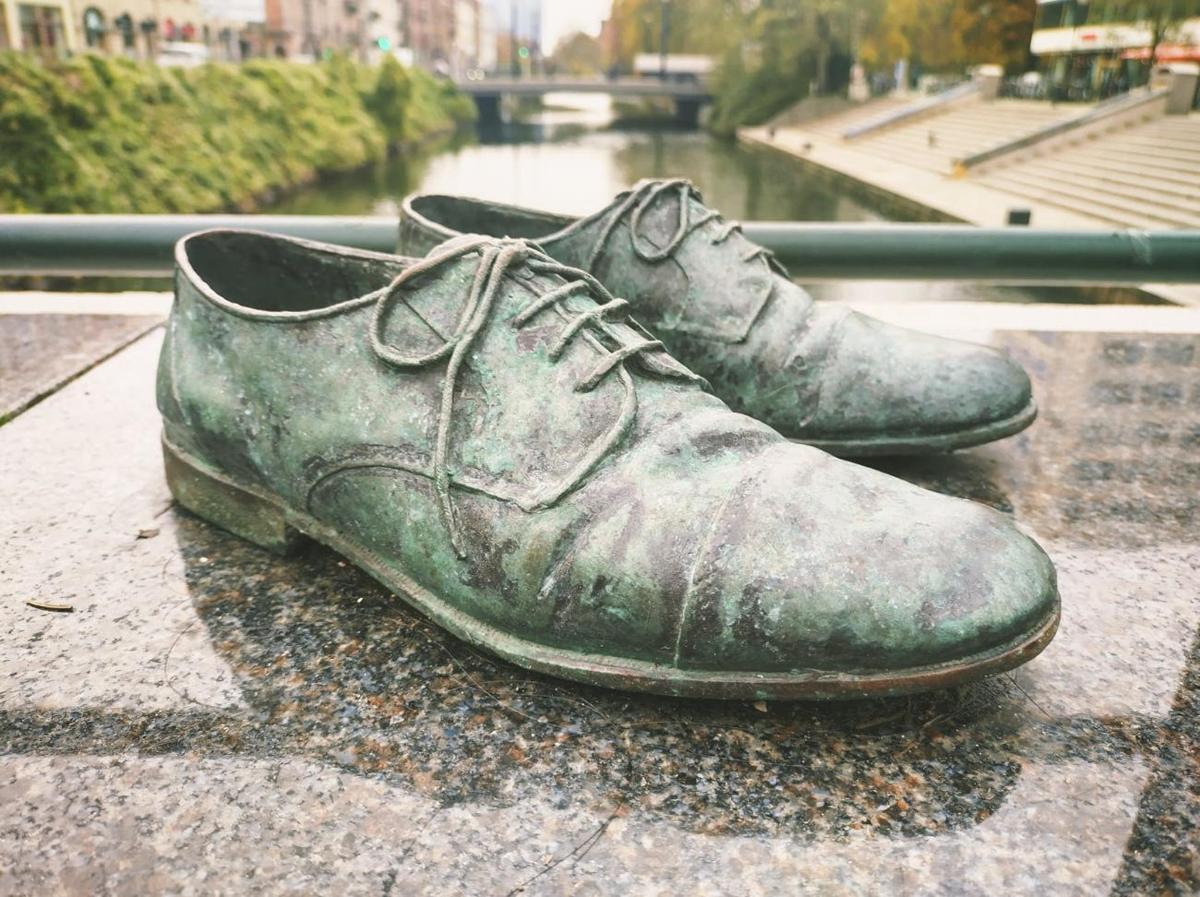 pár bot ležících na zemi