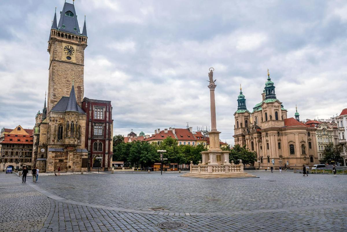egy városi tér óratoronnyal és szökőkúttal