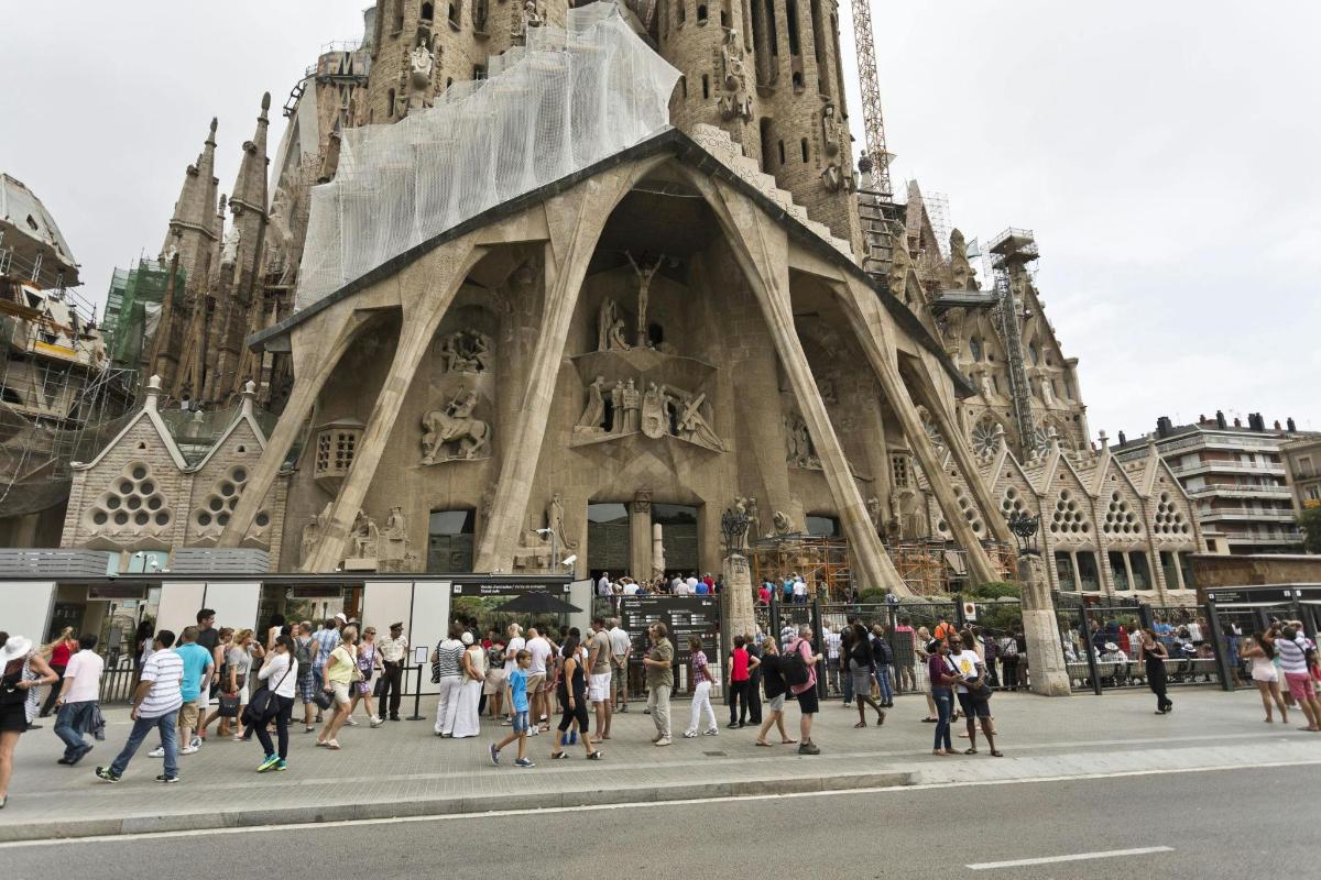 um grupo de pessoas caminhando em frente a uma catedral