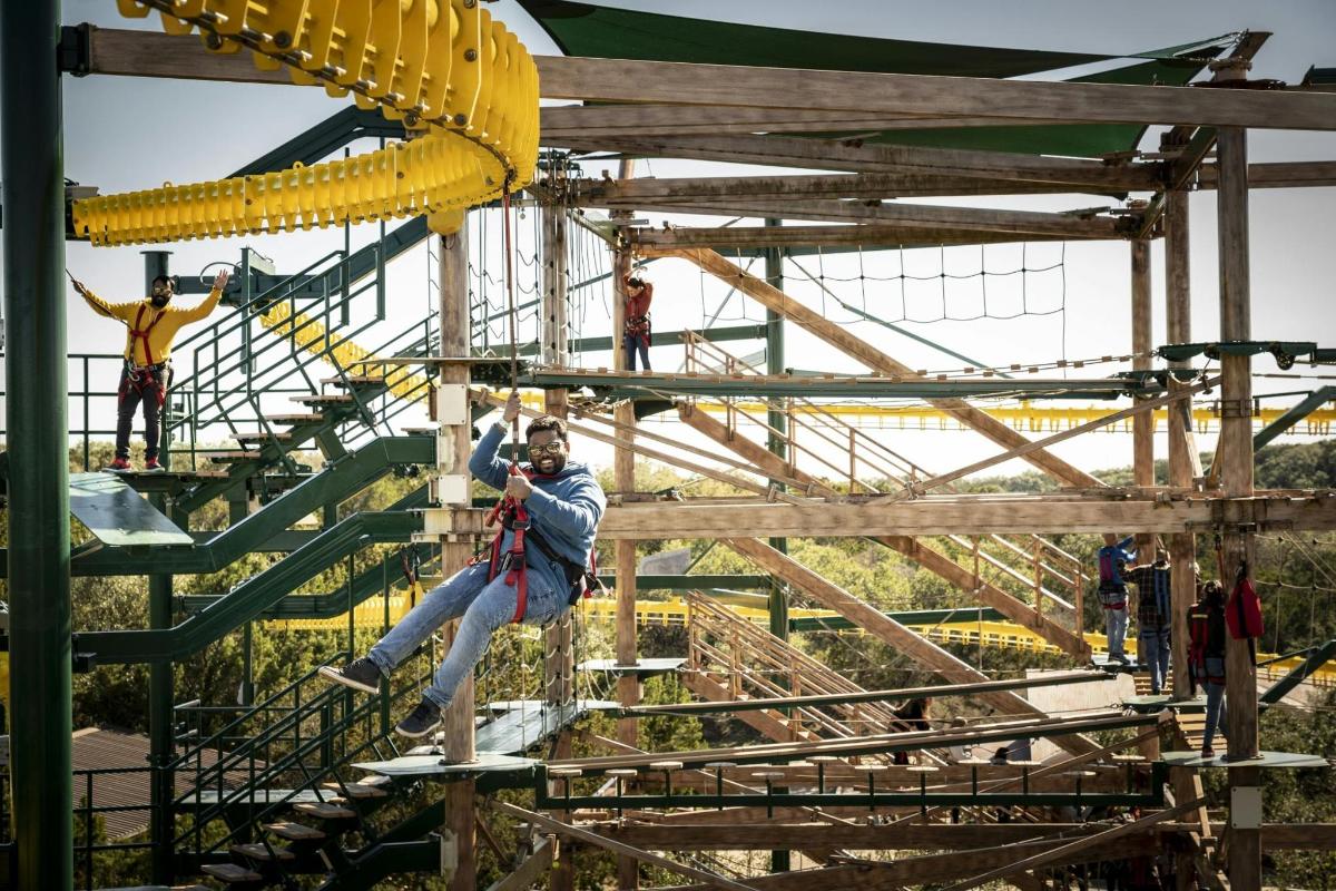 Egy nő lovagol a ringatópályán egy vidámparkban