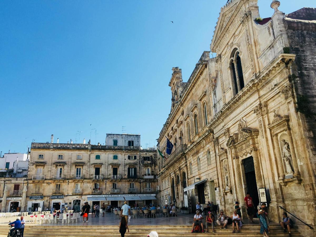 un grup de persones que passegen per un gran edifici