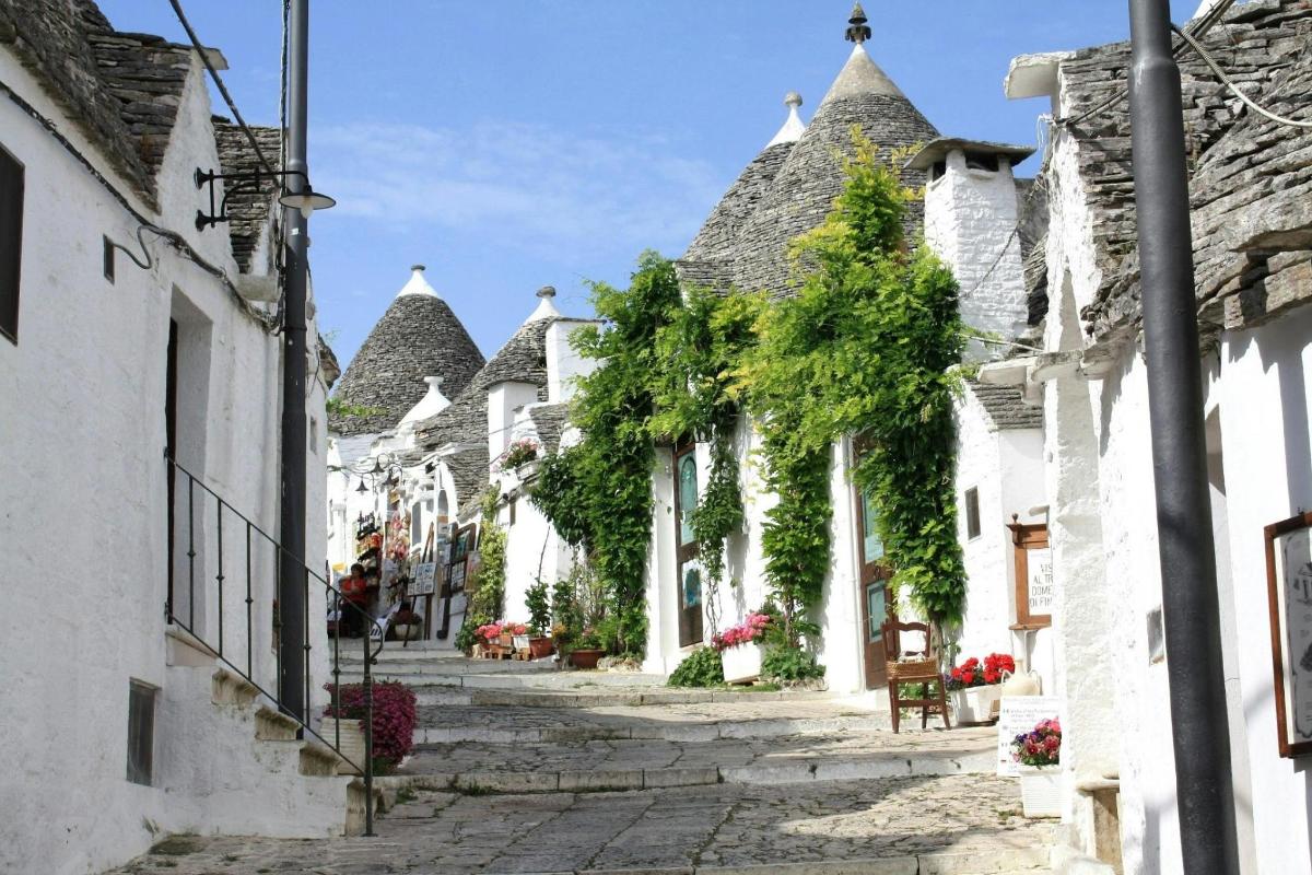 un carrer empedrat en una ciutat amb edificis blancs