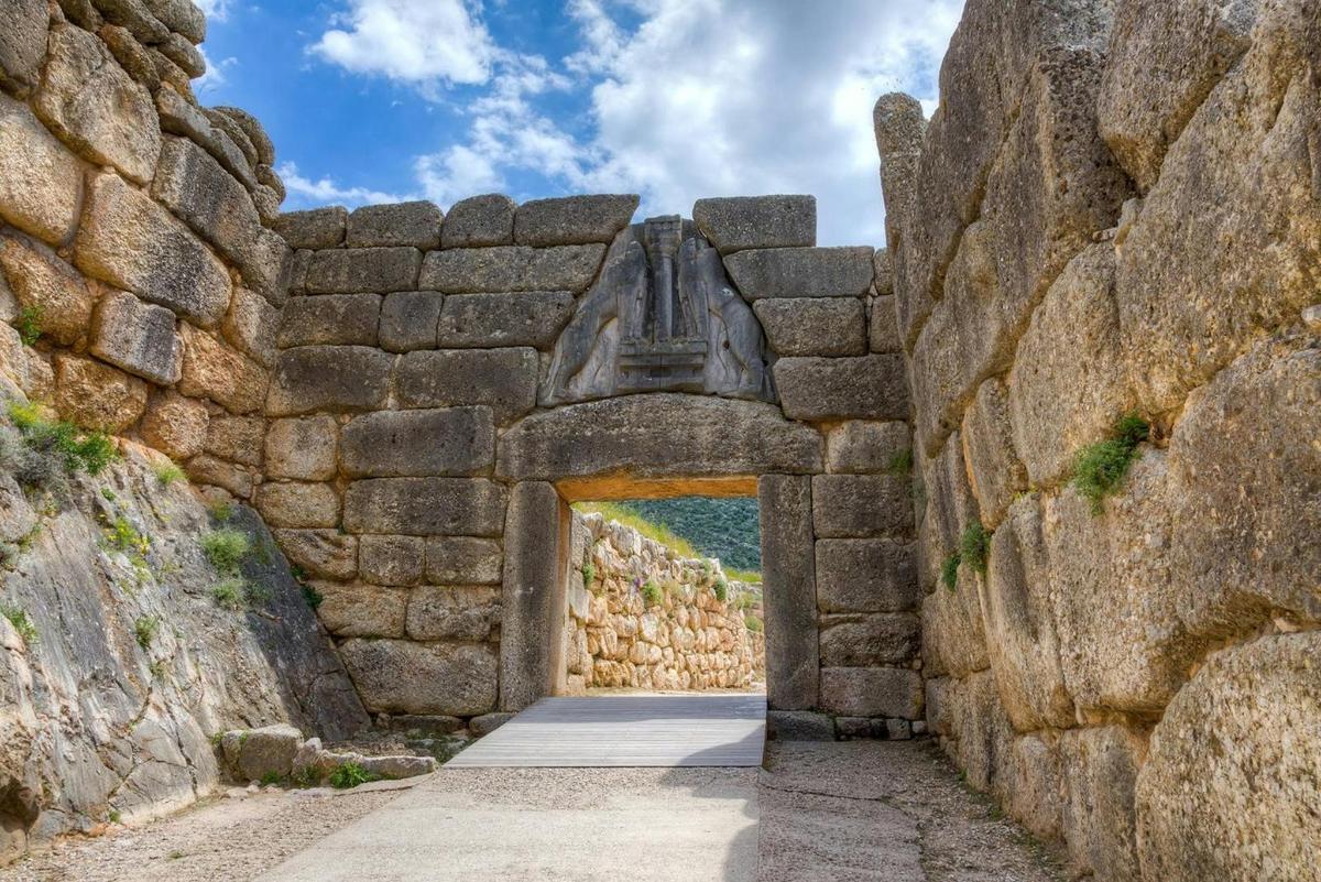 un vicolo in un muro di pietra con una porta