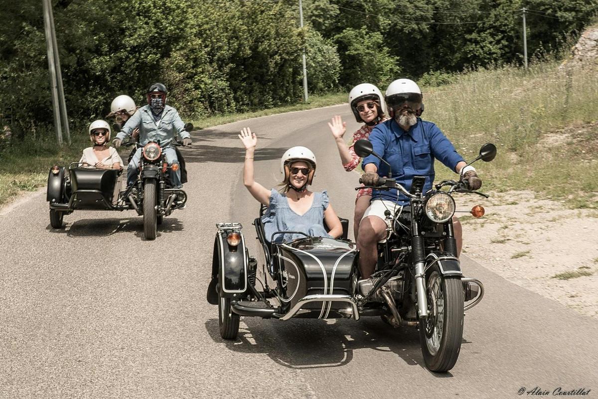 een groep mensen die op motorfietsen over de weg rijden
