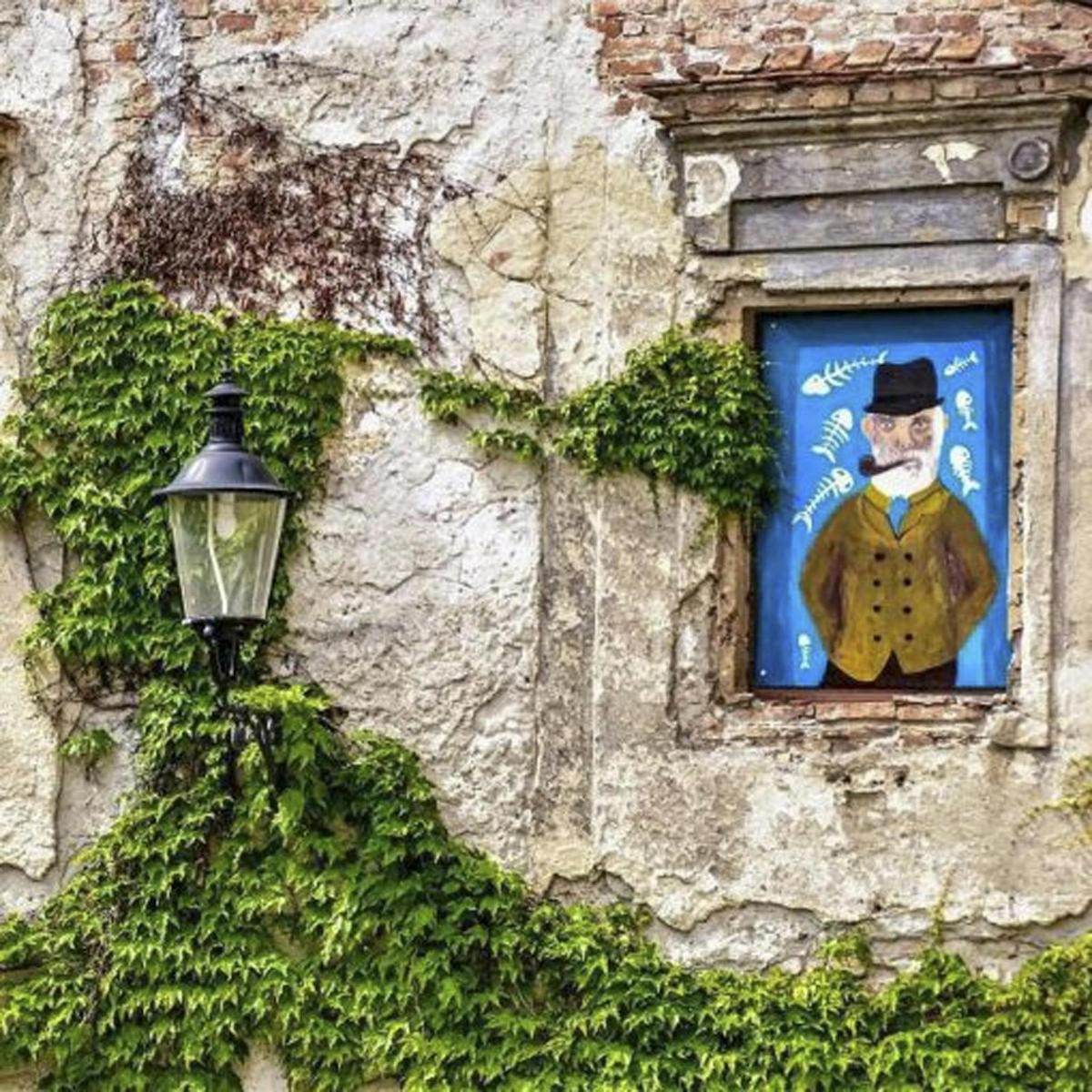 una finestra amb una imatge d'un home al costat d'un edifici