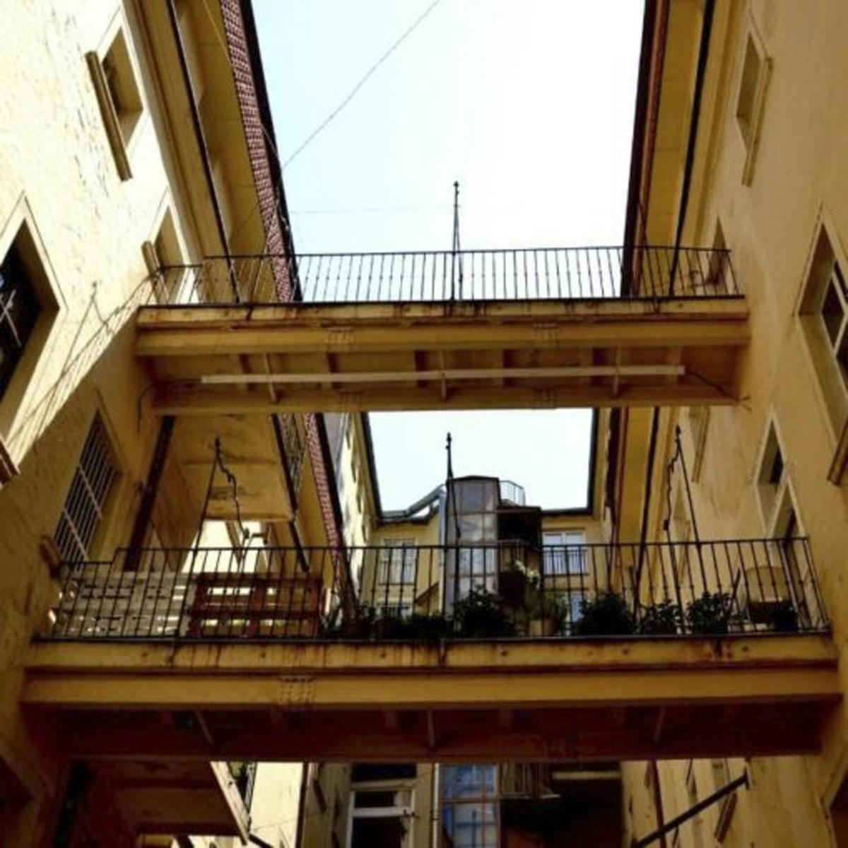 balkon w środku budynku