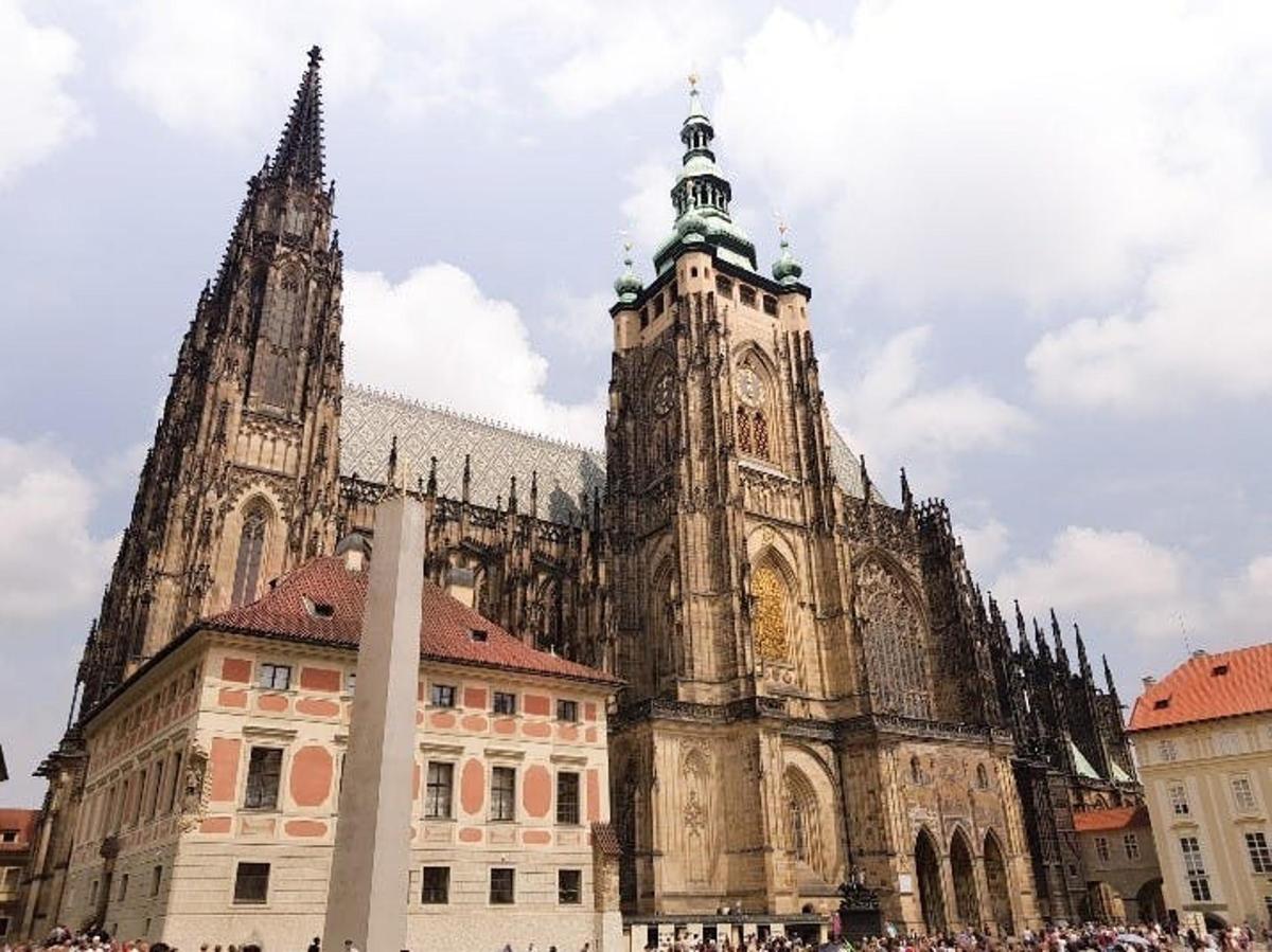uma grande catedral com duas torres em uma cidade