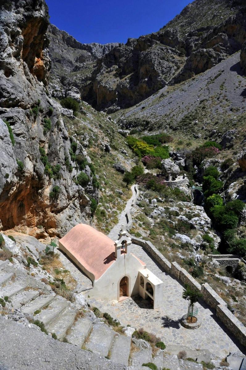 una pequeña capilla en la ladera de una montaña