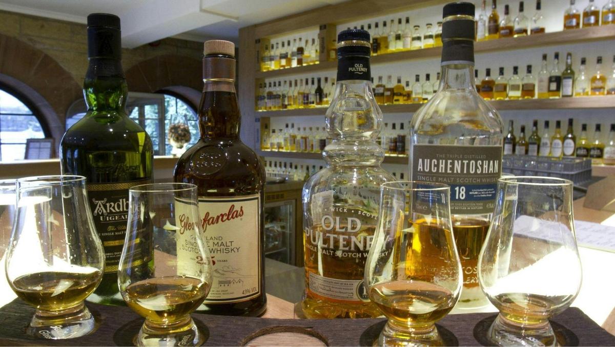 sekumpulan botol wain dan gelas di bar