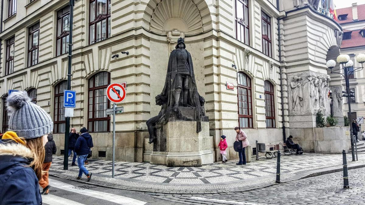 hoone ees olev kosmosesüstiku kuju