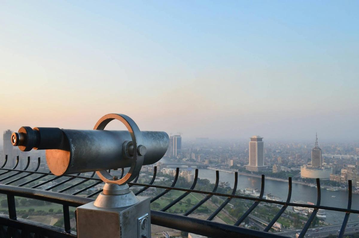 un telescopio situado en lo alto de un edificio