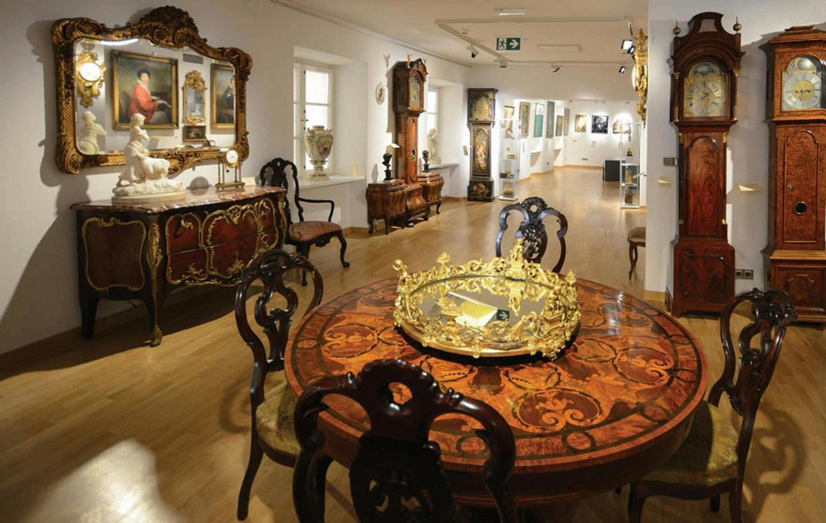 a dining room with a table and chairs and a mirror