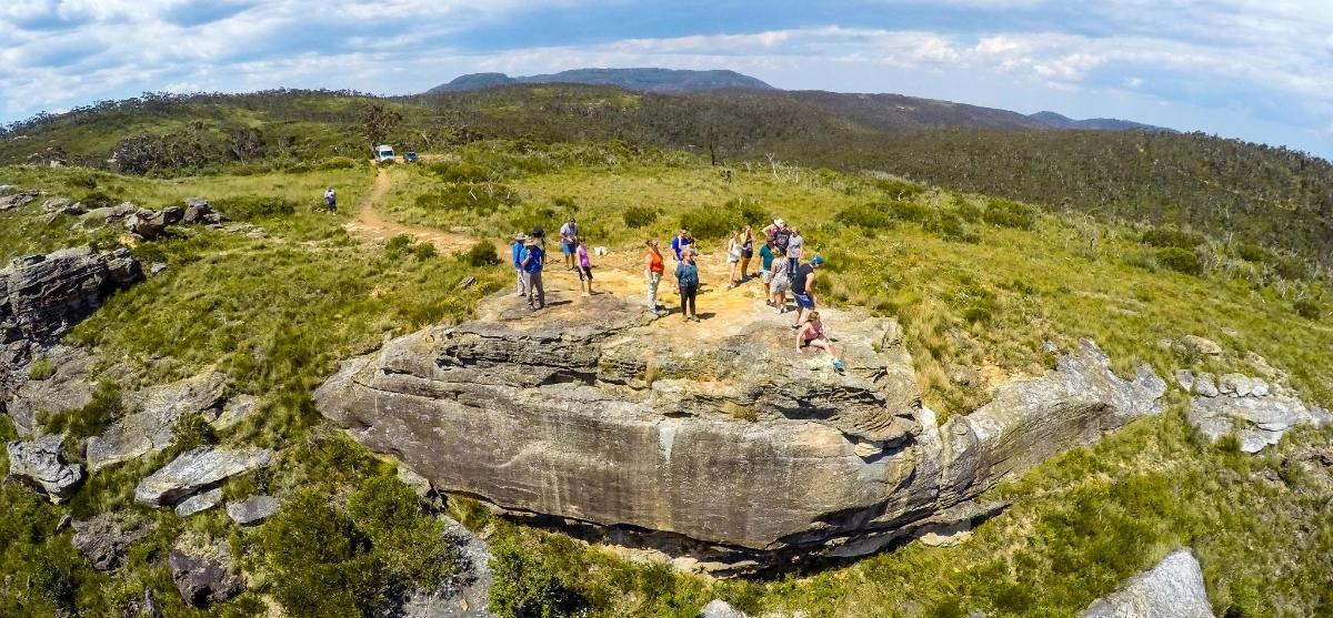 un gruppo di persone che camminano sulla cima di una montagna