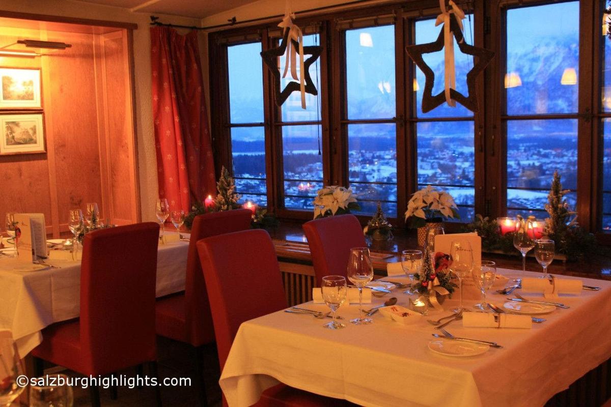 ein Tisch in einem Restaurant mit Blick auf die Stadt