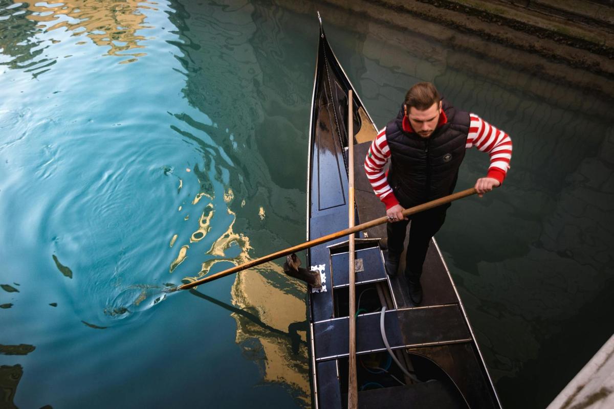 ein Mann rudert ein Boot im Wasser