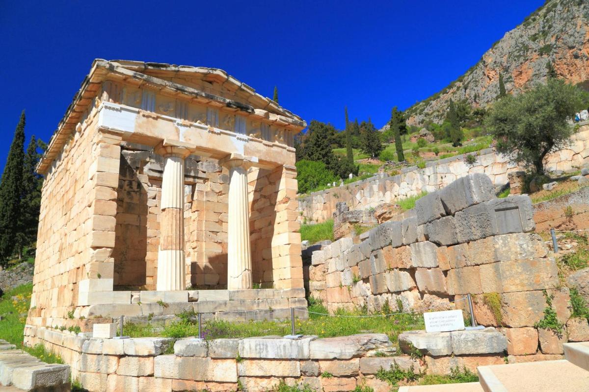 un antico edificio su una collina con un muro
